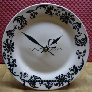 white-with-black-border-dinner-plate-clock